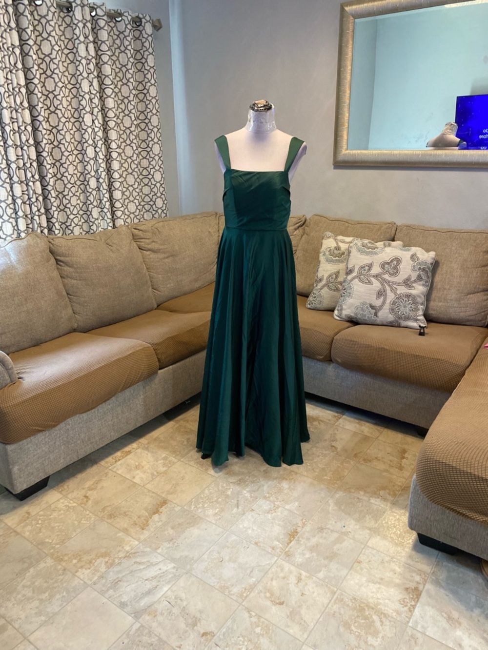 New Women size 8 Shaude emerald green satin A-line gown,square neck w Slit